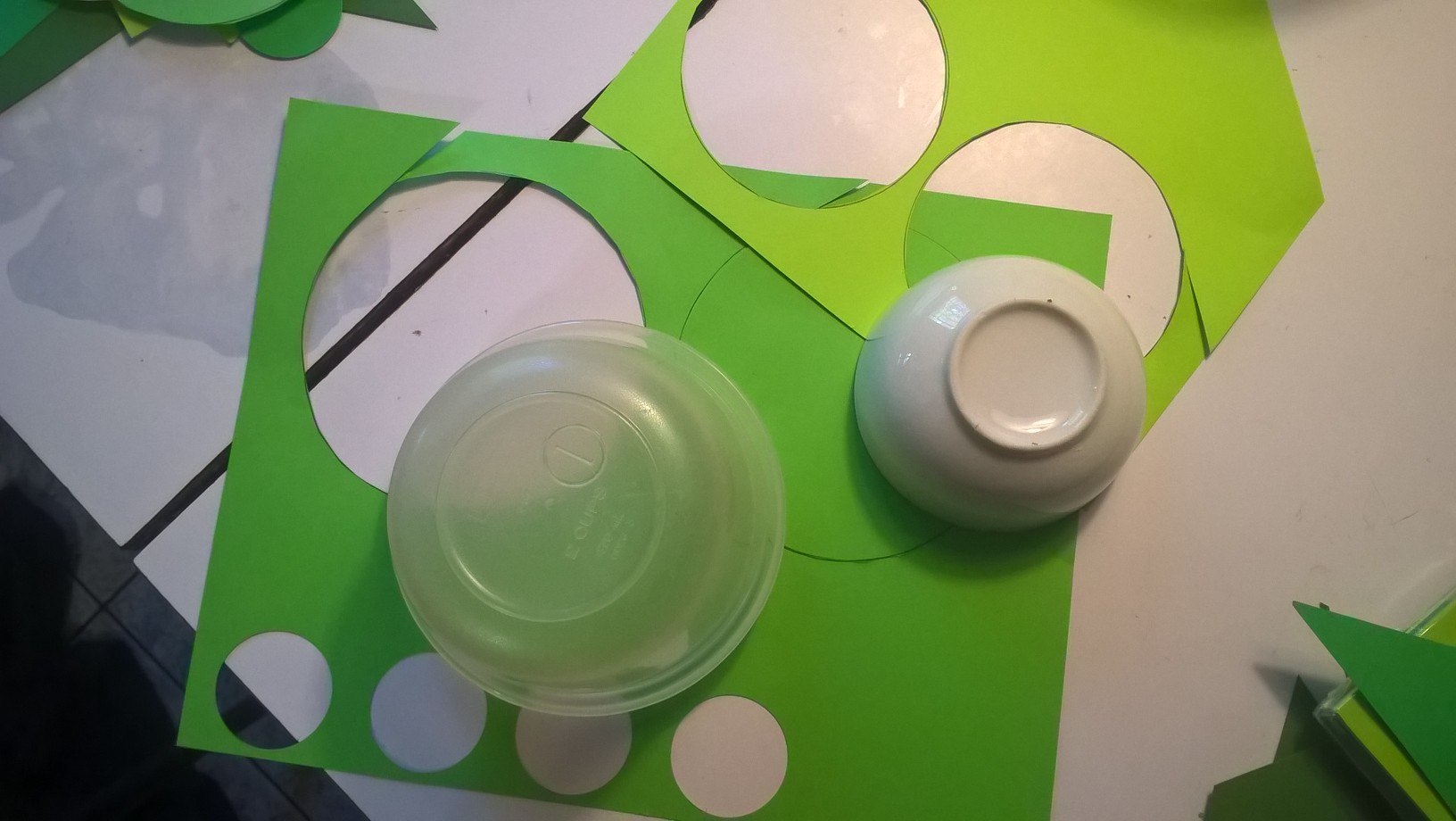 using cups to cut circles for collage