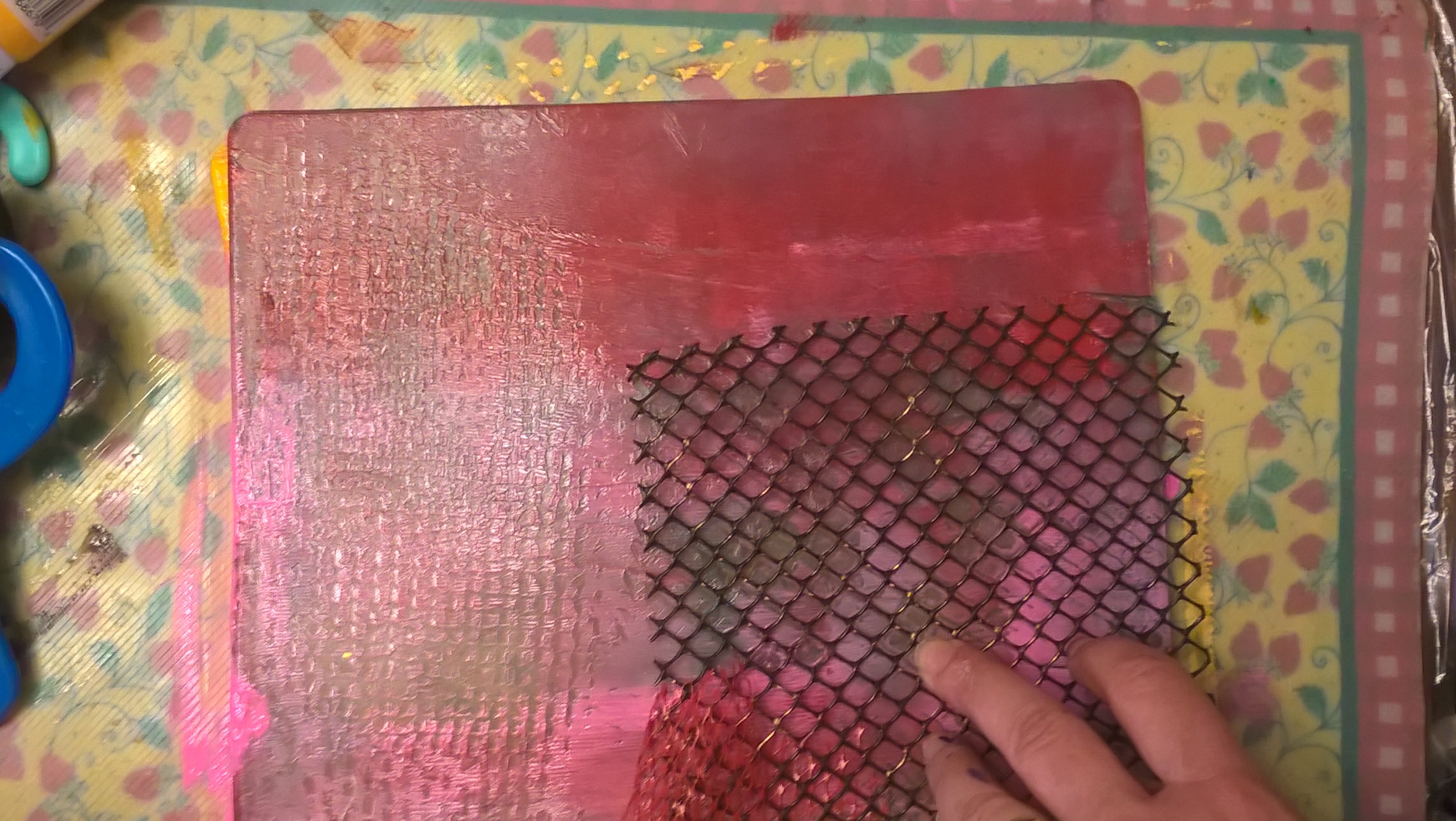 creating texture on gelli plate