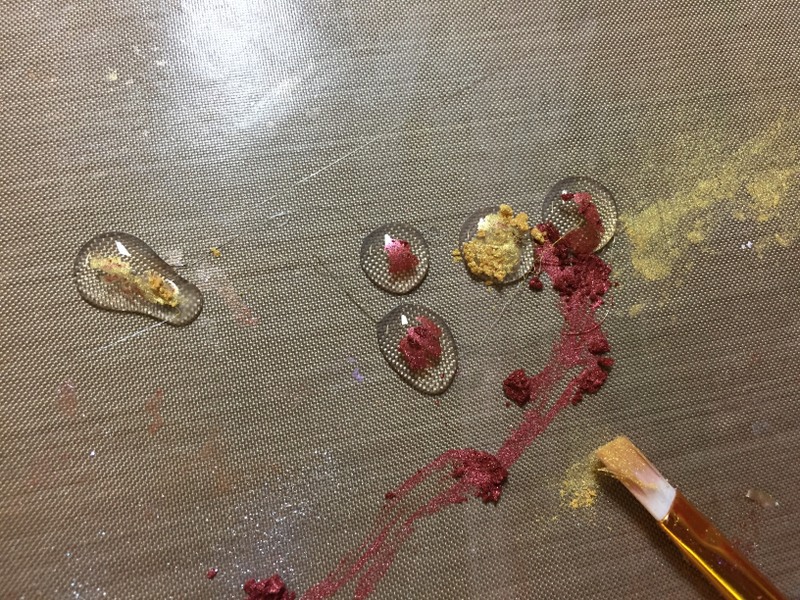 adding pigment powder to glue gun drops